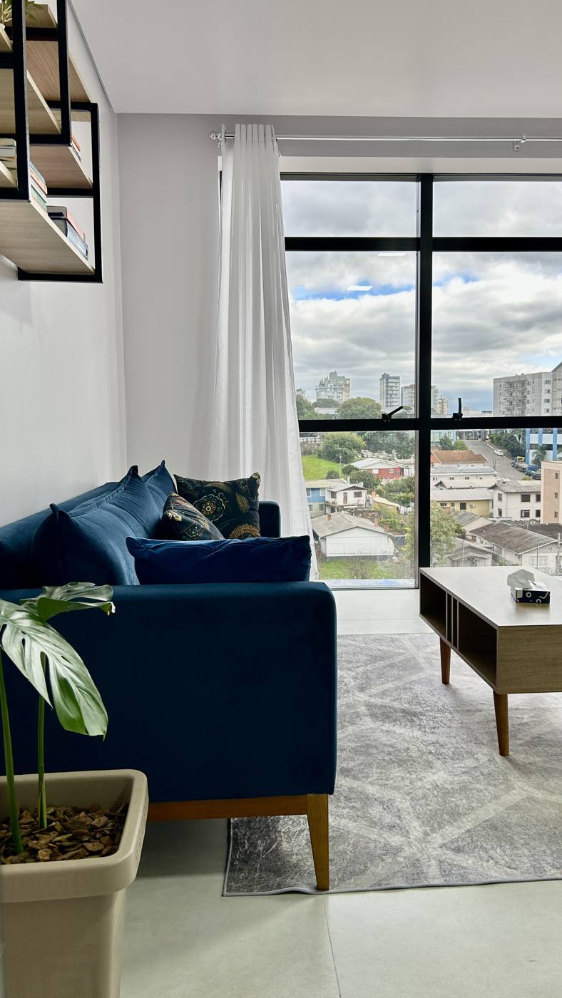 Ambiente acolhedor do consultório com vista para a janela