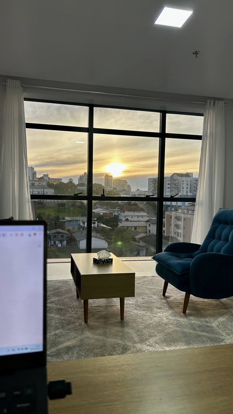 Espaço de terapia com poltrona e decoração em tons neutros